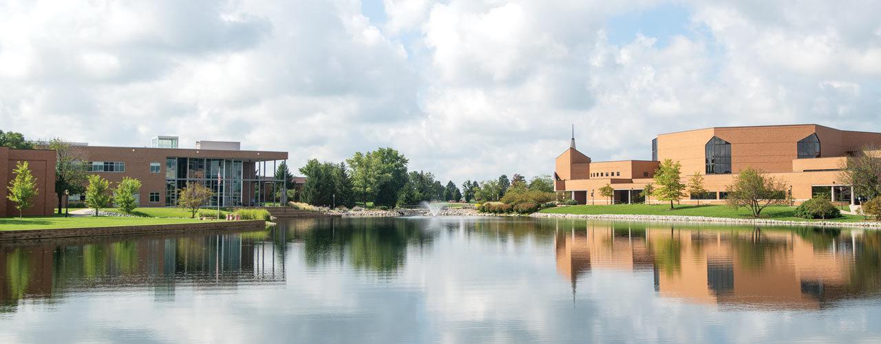 雪松维尔校园图片:狄克逊部中心, 雪松湖和圣经和神学研究中心显示在一个晴朗的夏日