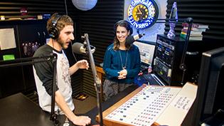 两名学生在锡达维尔学生领导的“回声电台”主持一档广播节目