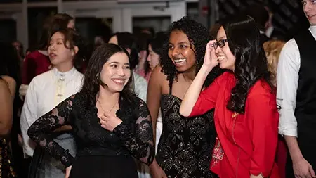 由国际学生组织主办的大使馆晚会上的三个女孩