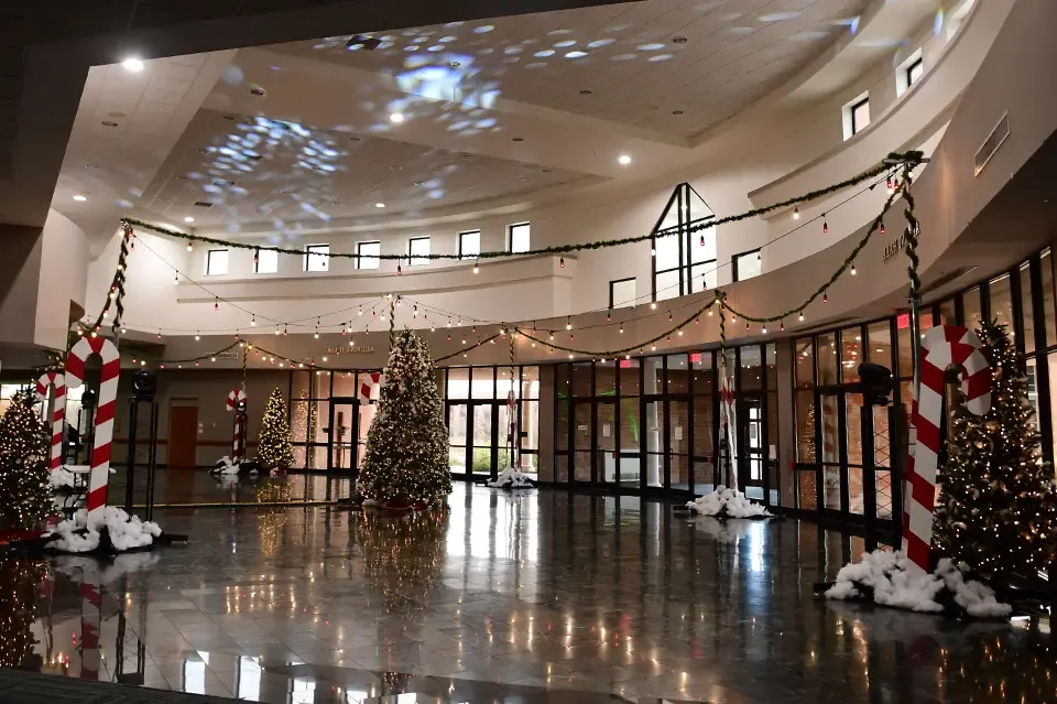 迪克森事工中心大厅的圣诞装饰